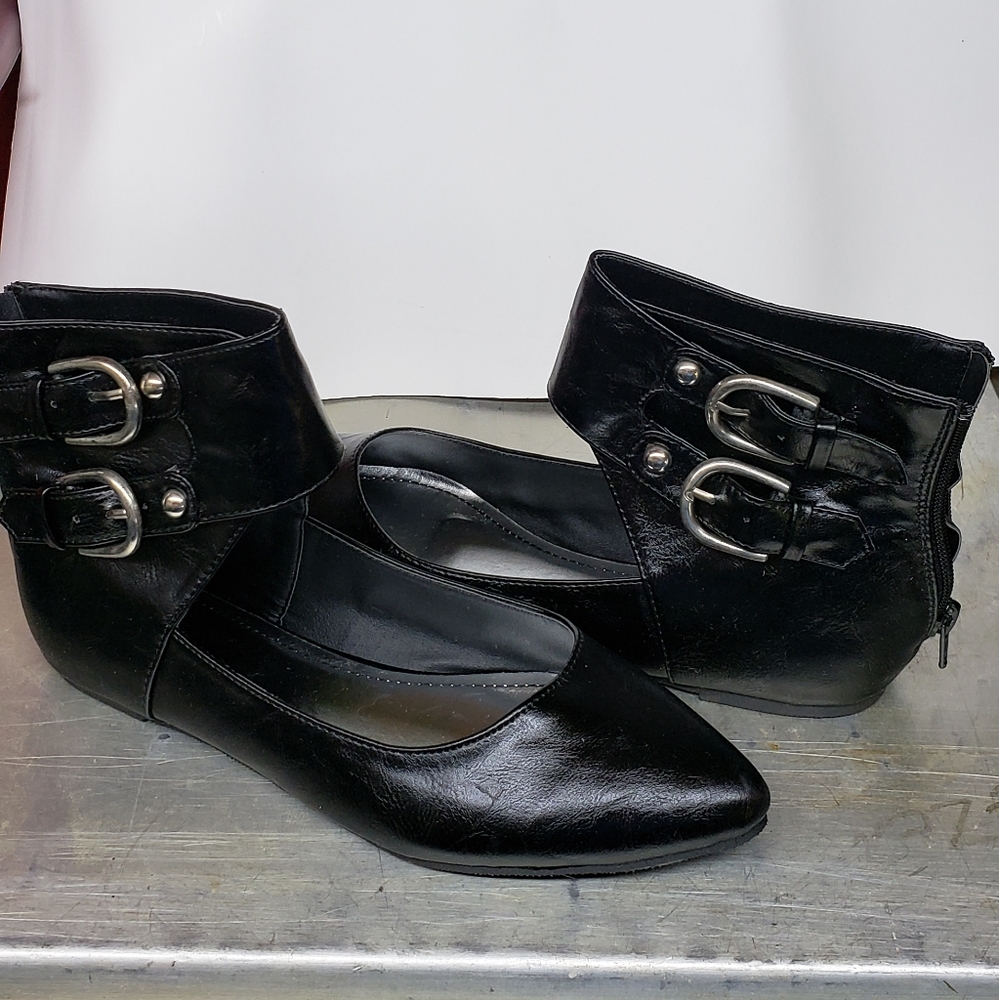 Flat shoes